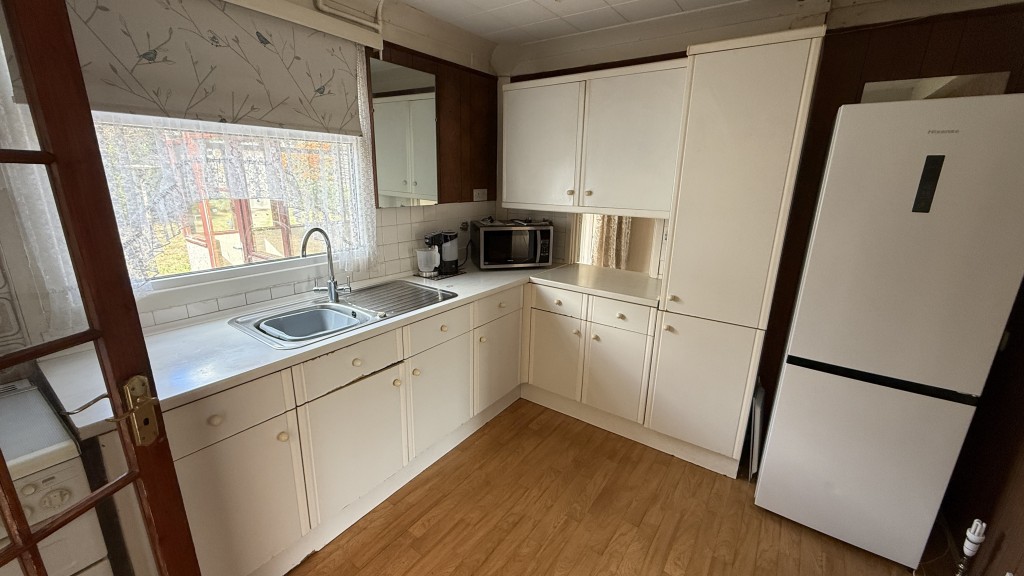 Lot: 81 - VACANT SEMI-DETACHED HOUSE REQUIRING MODERNISATION - Internal image of kitchen from hallway